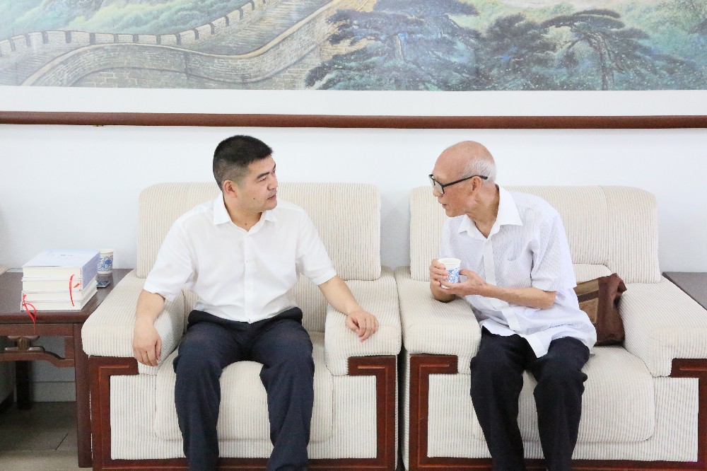 武汉大学退休教授朱祖荣回访母校