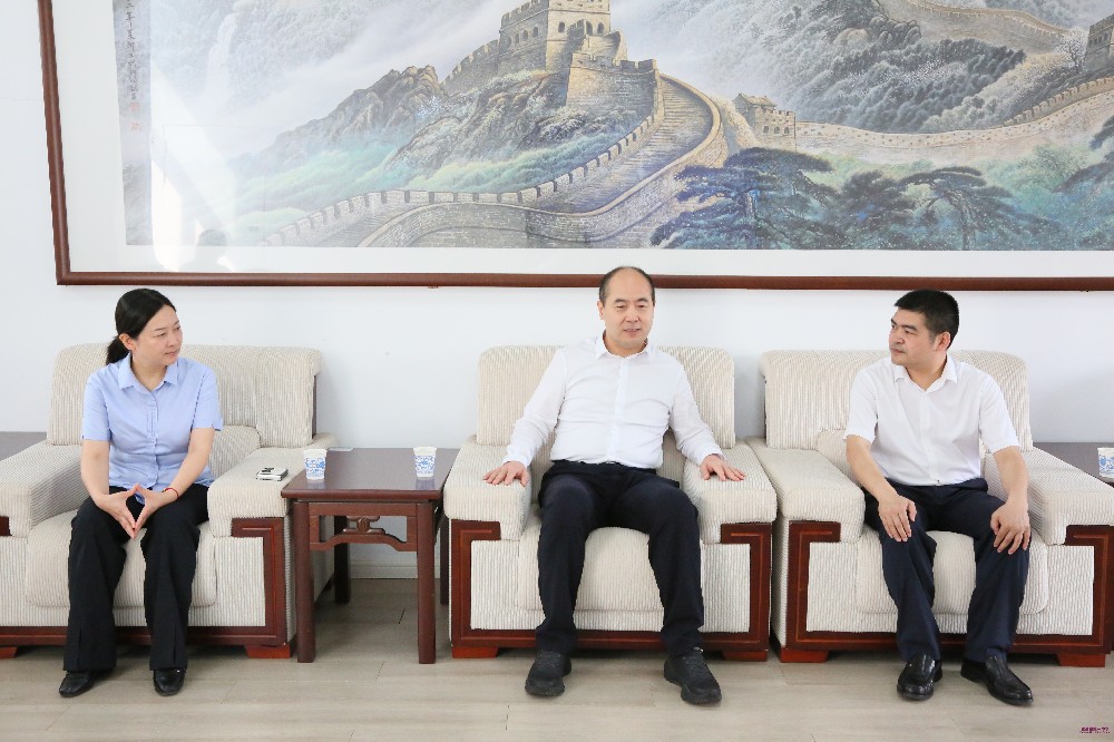 宜昌市副市长崔伟宁慰问我校市优秀科技工作者代表