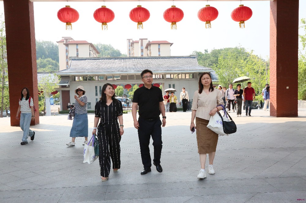 北京理工大学附属中学教学管理领导和骨干教师一行到我校参观交流