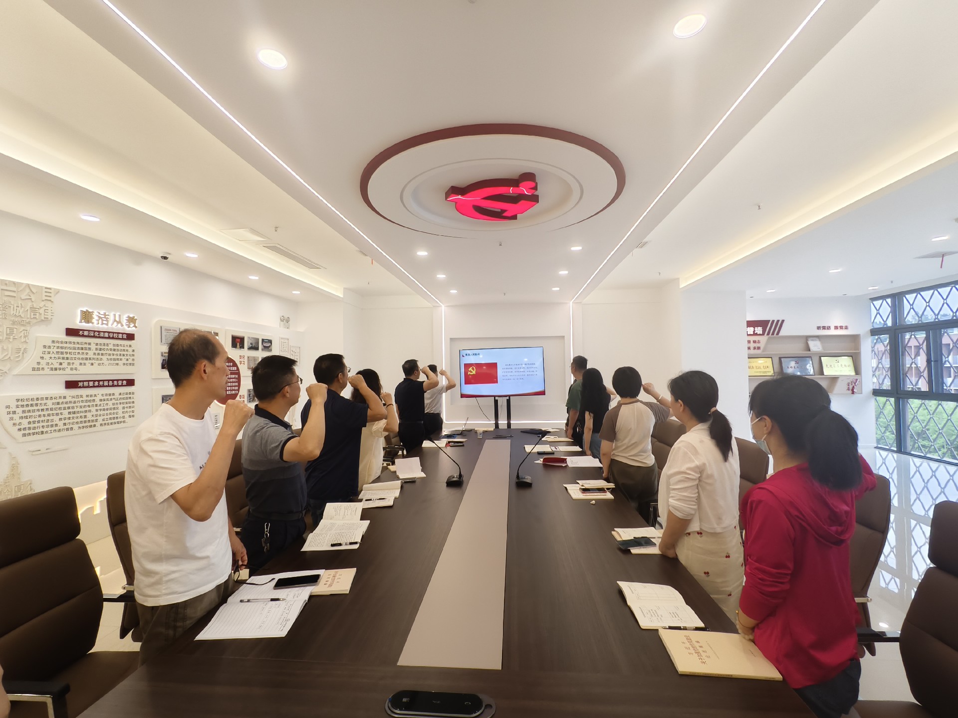 行政支部召开6月主题党日