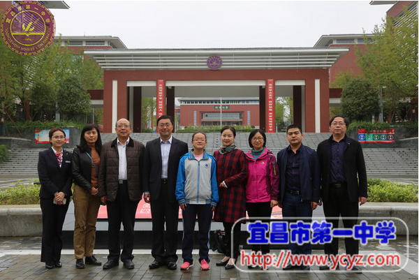 阳光暖学子，扶贫显真情