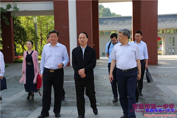 省教育厅副厅长张金元一行来校检查2019年高考准备工作