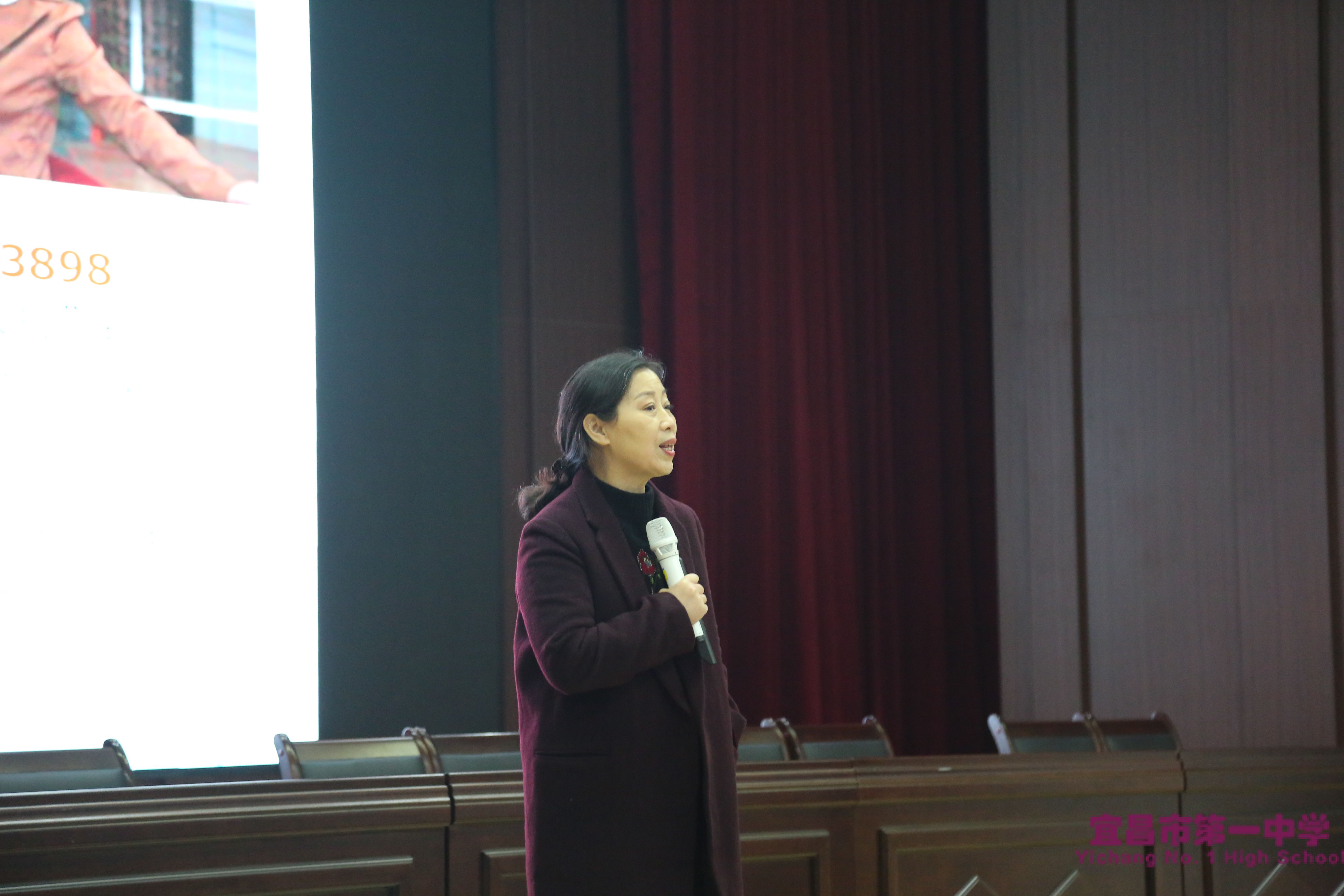 湖北省心理特级教师耿喜玲为我校教师作报告