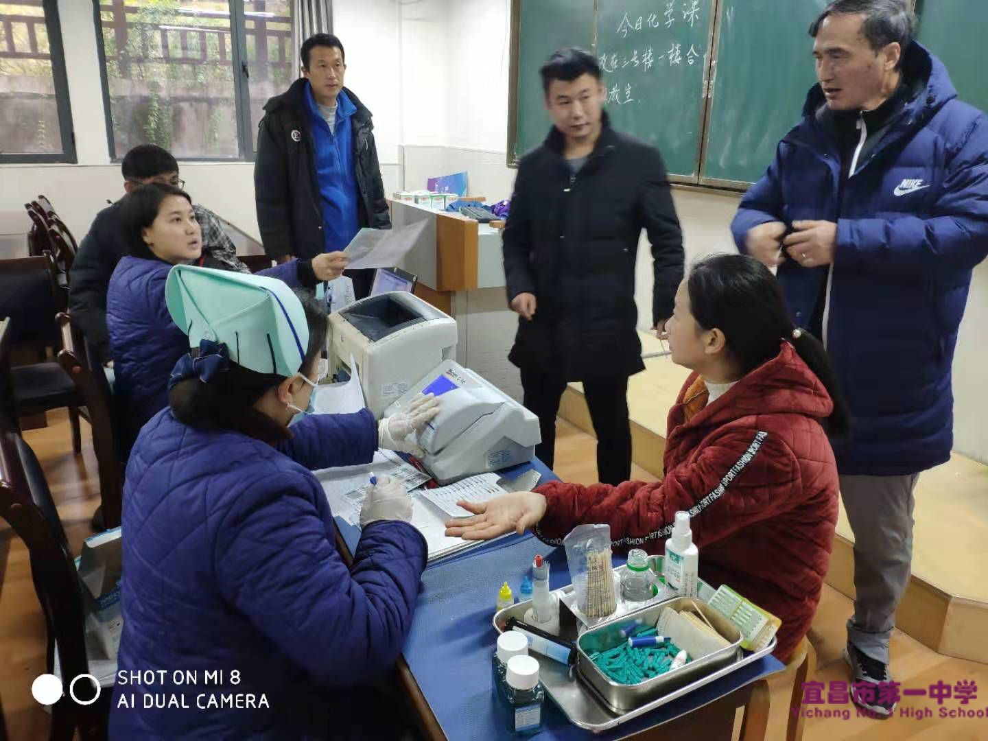 我校与市中心血站联合开展教职工无偿献血活动