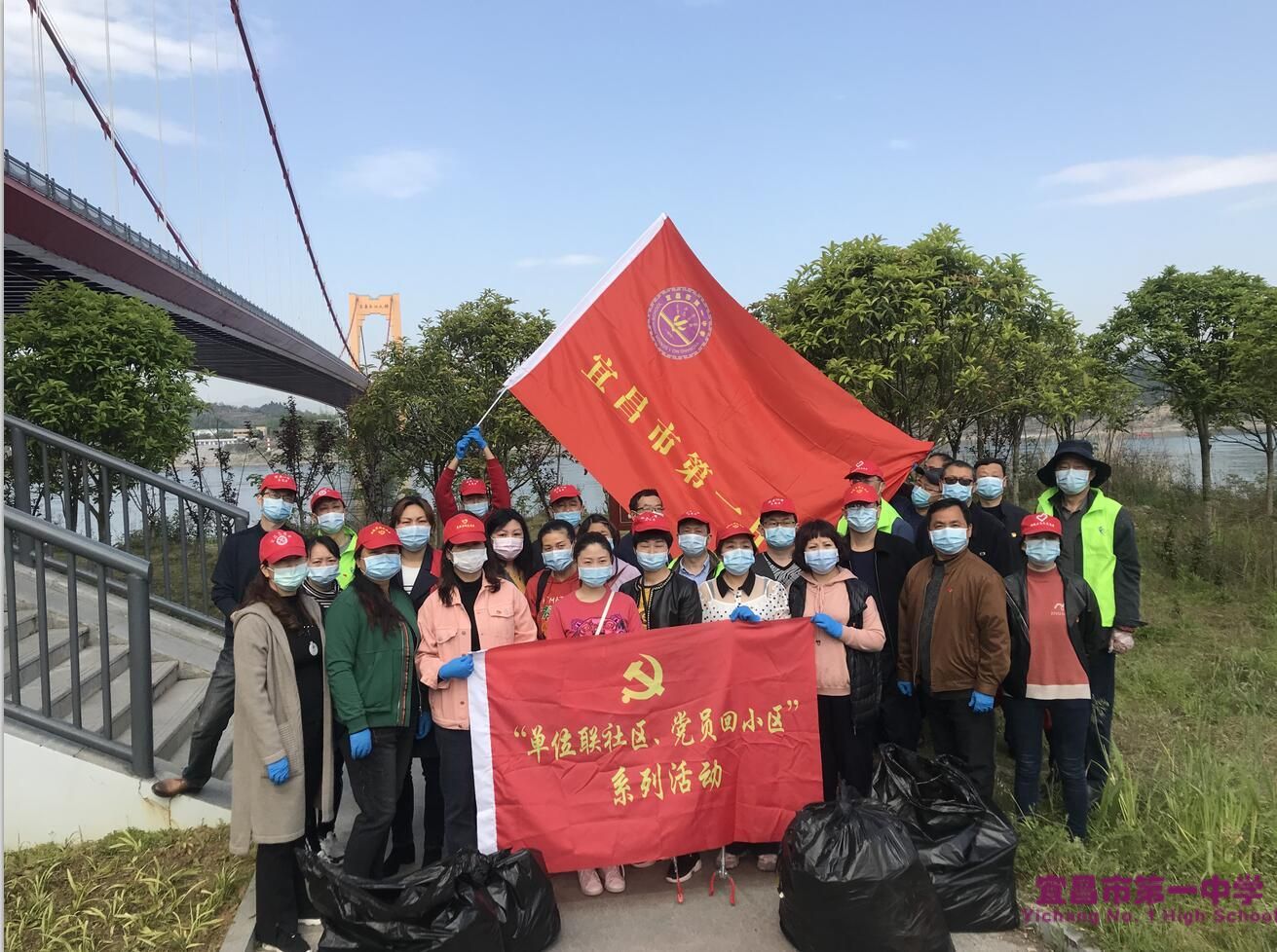 我校与西坝街办甲街社区联合开展爱国卫生大扫除