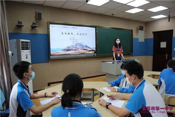 我校召开“生命教育日”主题班会