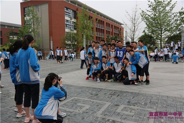 青春的纪念——我校高三年级拍摄毕业照