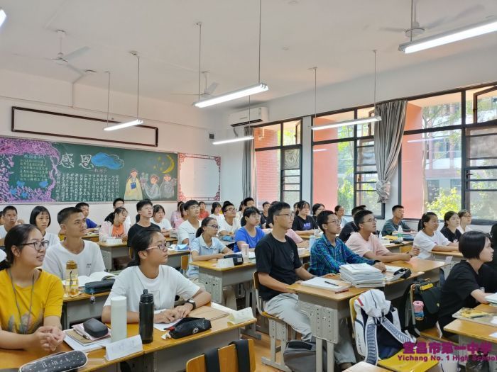 第36个教师节来临之际，我校开展“感恩教师节”主题班会