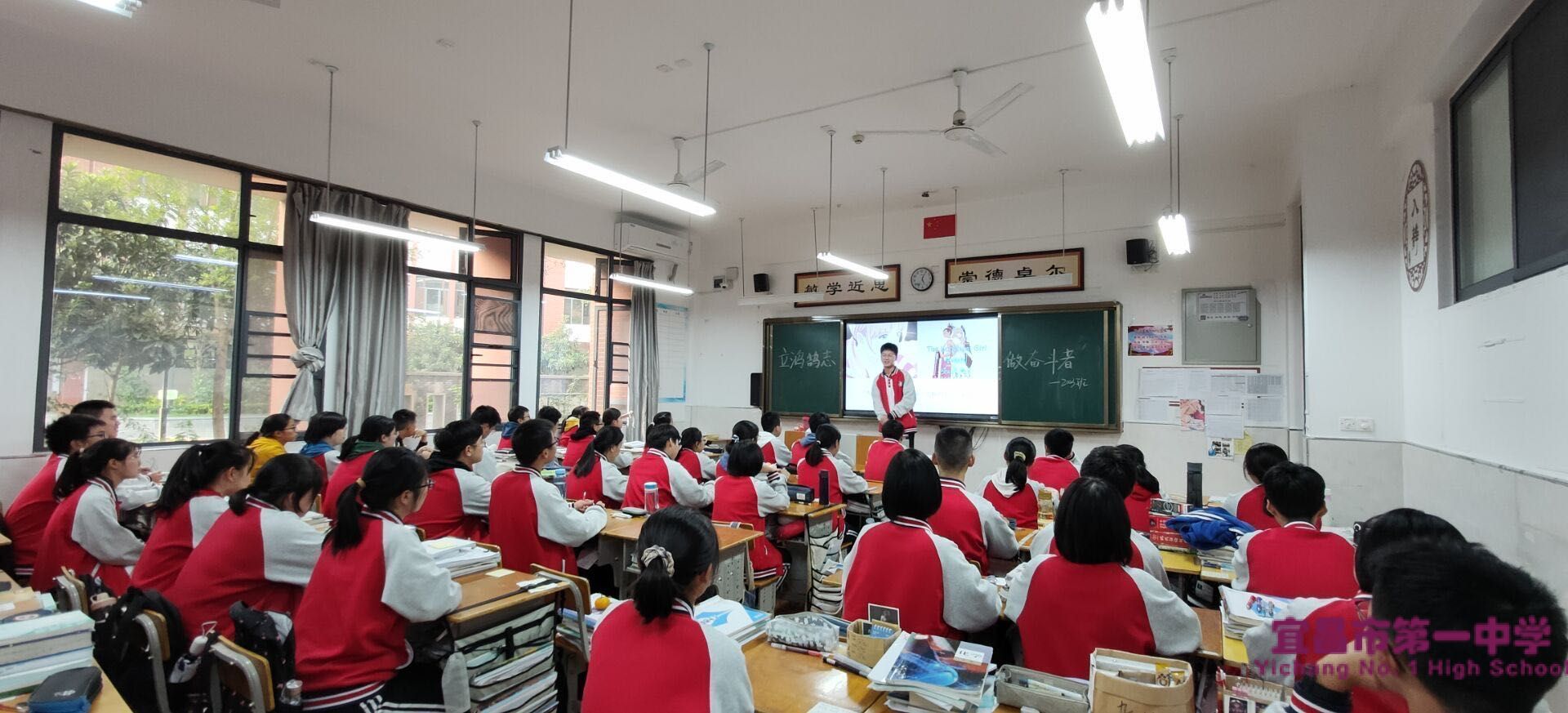 我校召开“立鸿鹄志，做奋斗者”和“珍惜今天，勤奋学习”主题班会