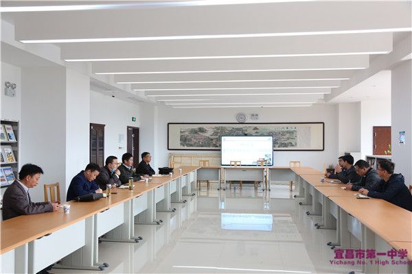 黄冈中学副校长吴学安一行到我校参观交流