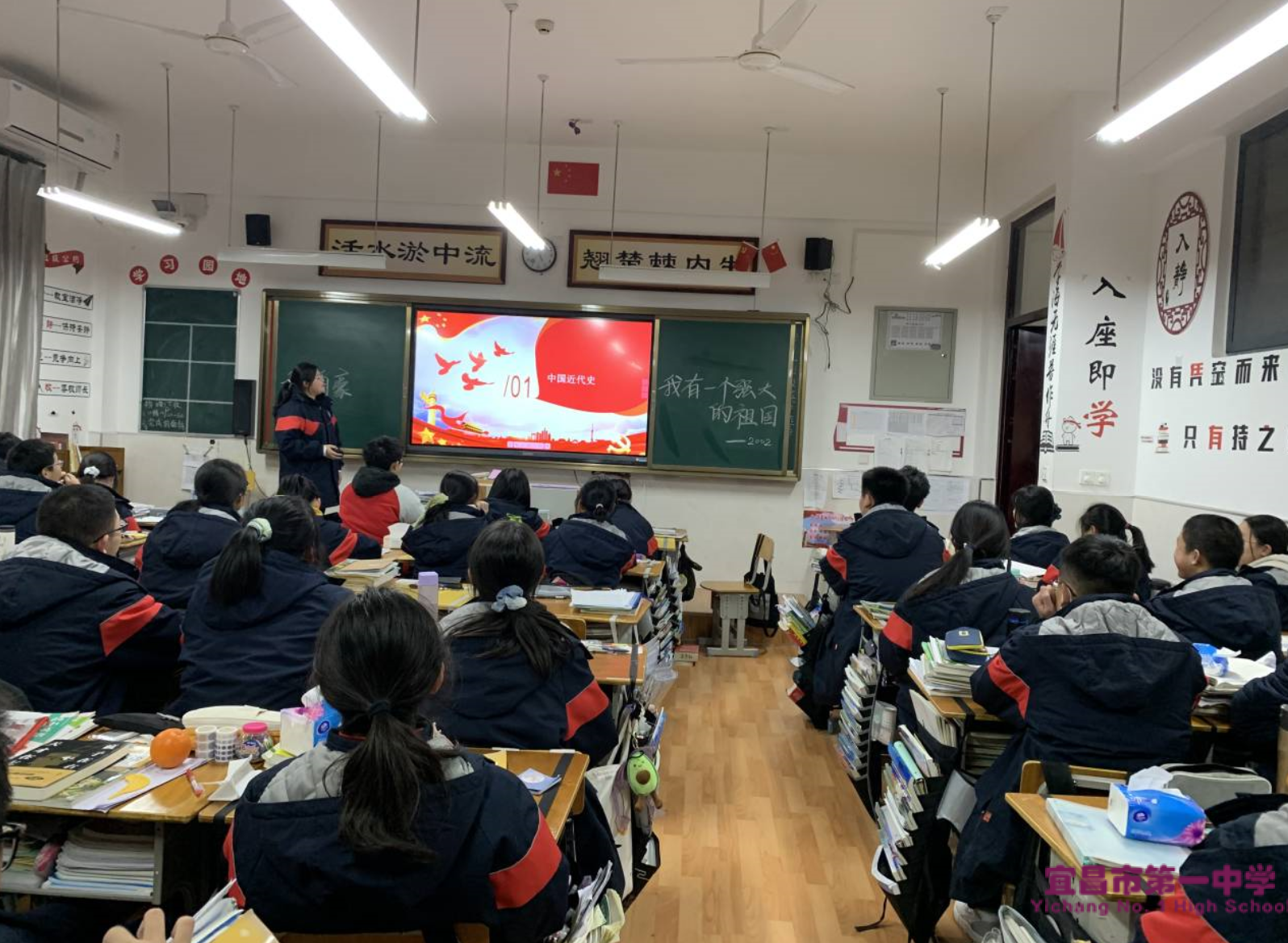 我校召开“我自豪，我有一个强大的祖国”和“庆祝澳门回归日”主题班会