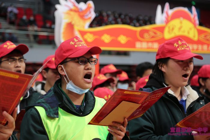 宜昌一中: 高三学生成人礼 加冠红帽腾空起