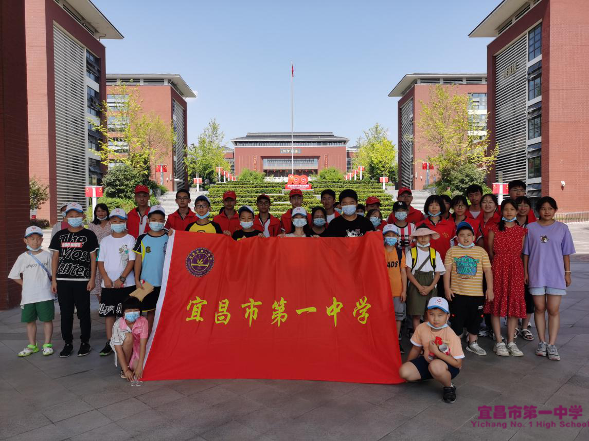 校团委开展“大手拉小手”志愿公益服务活动