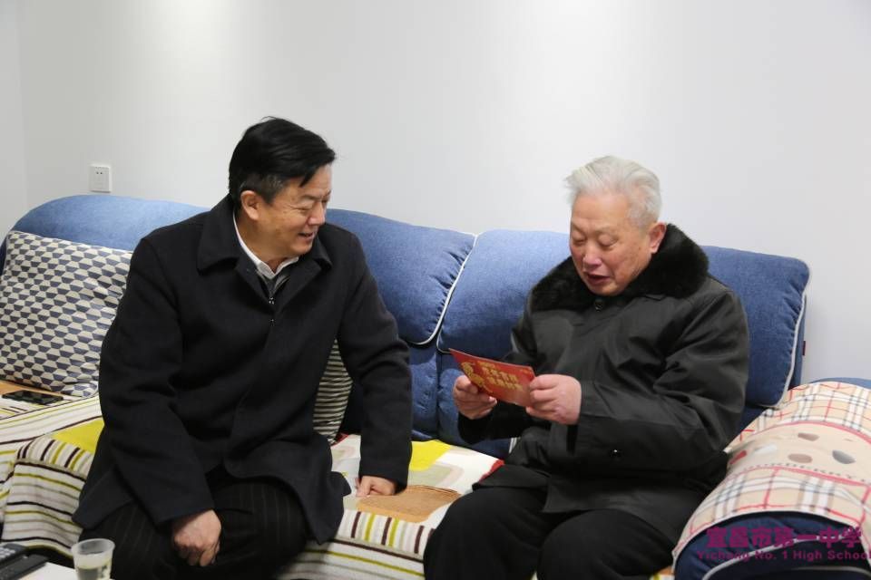 学校领导慰问离退休教师、看望教师代表