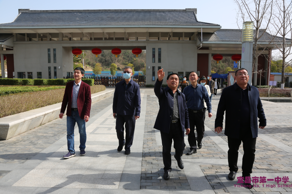 仙桃中学校长王海榕一行来我校参观交流
