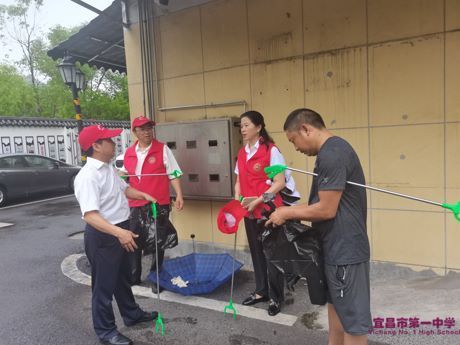 我校筑堡工作队深入包联小区开展专项排查