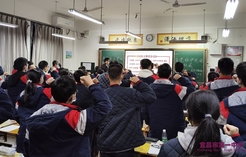 我校开展以“全面宣传贯彻党的二十大精神，自觉维护宪法权威”为主题的班会活动
