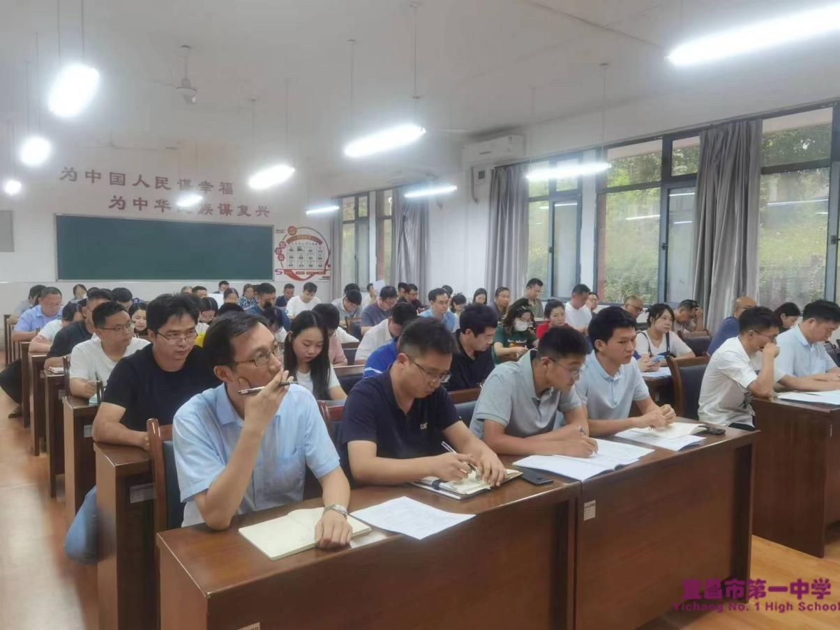 宣讲《学工处、团委工作计划》——学工处组织全体班主任新学期第一次培训