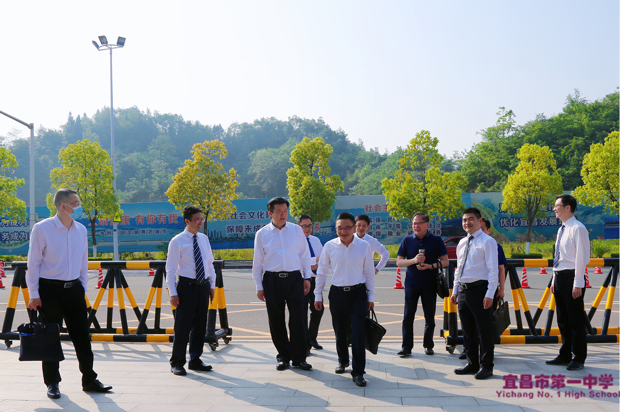 宜昌市人民政府教育督导委员会办公室专家组到宜昌市一中开展区域教育现代化先进学校前期考察