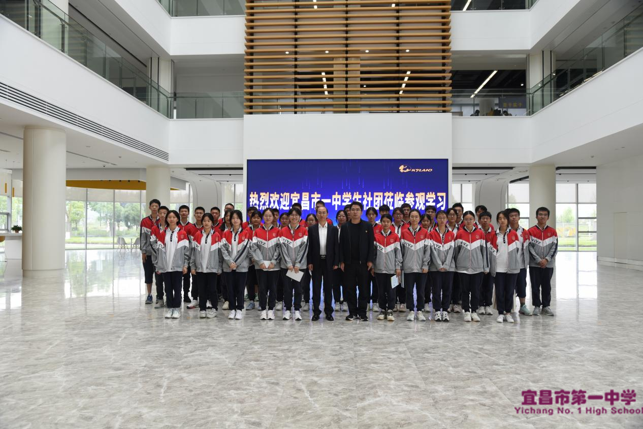 行走的思政课||科技改变生活，科技引领未来——宜昌市一中学“习”小组社团走进东土科技