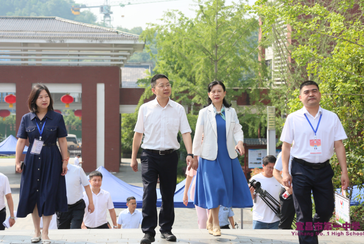 宜昌市人民政府副市长、党组成员李军巡视我校考点高考工作
