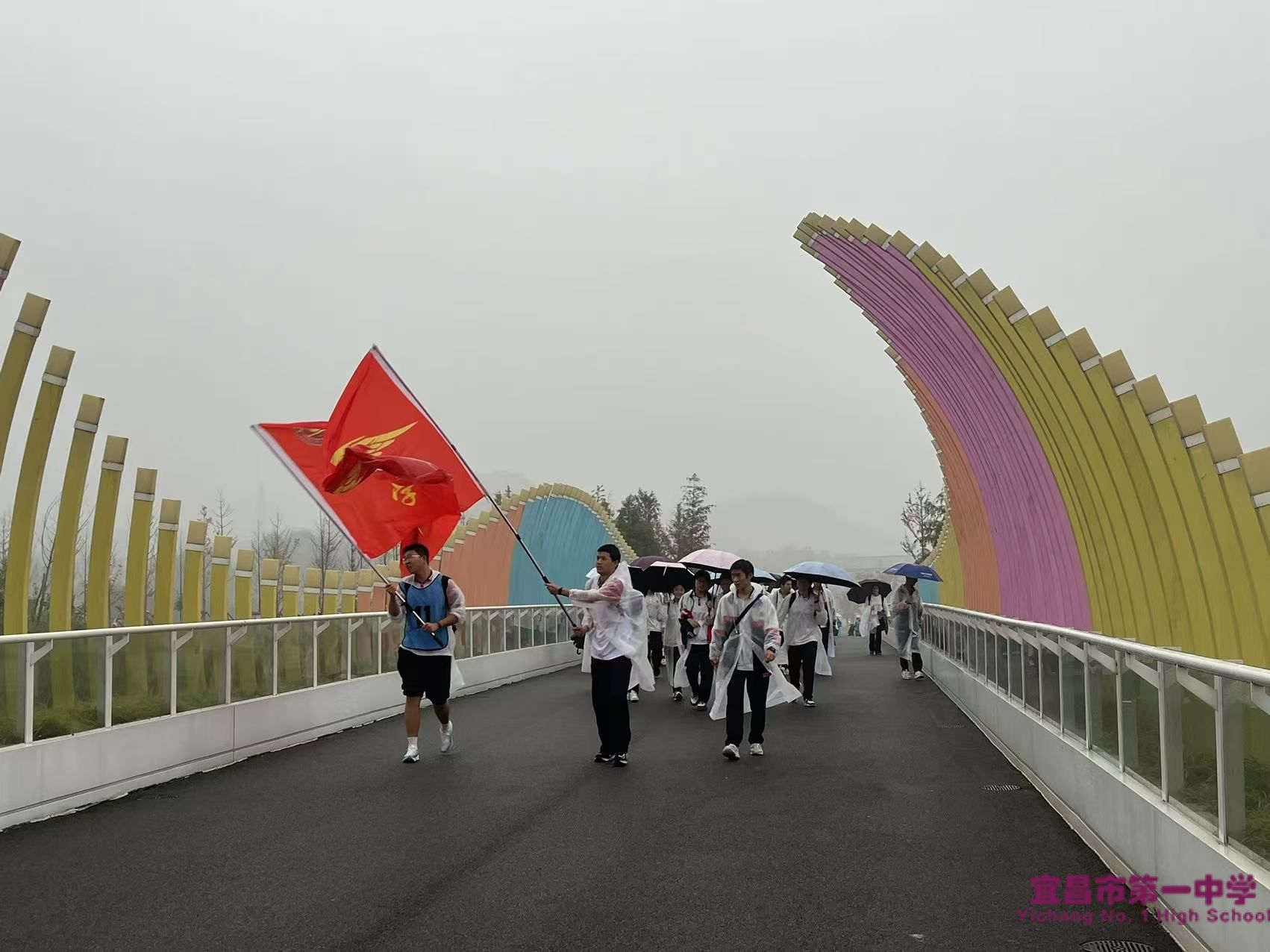 2024级学生阳光拉练百里行——行踏雨帘里，坚毅步未停