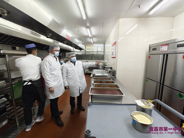 蔡利鹏校长率队开展安全全面检查